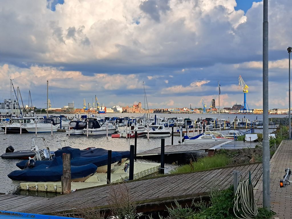 Blick auf Wismar vom Wendorfer Yachtfhafen aus